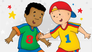 Deux jeunes garçons, portant des maillots différents, pratiquent un sport. Le garçon de gauche a les cheveux noirs et porte un maillot vert et bleu. Le garçon de droite porte un maillot jaune et bleu avec une casquette de baseball rouge.